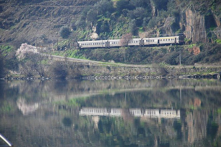 Vonat a Douro folyó mellett